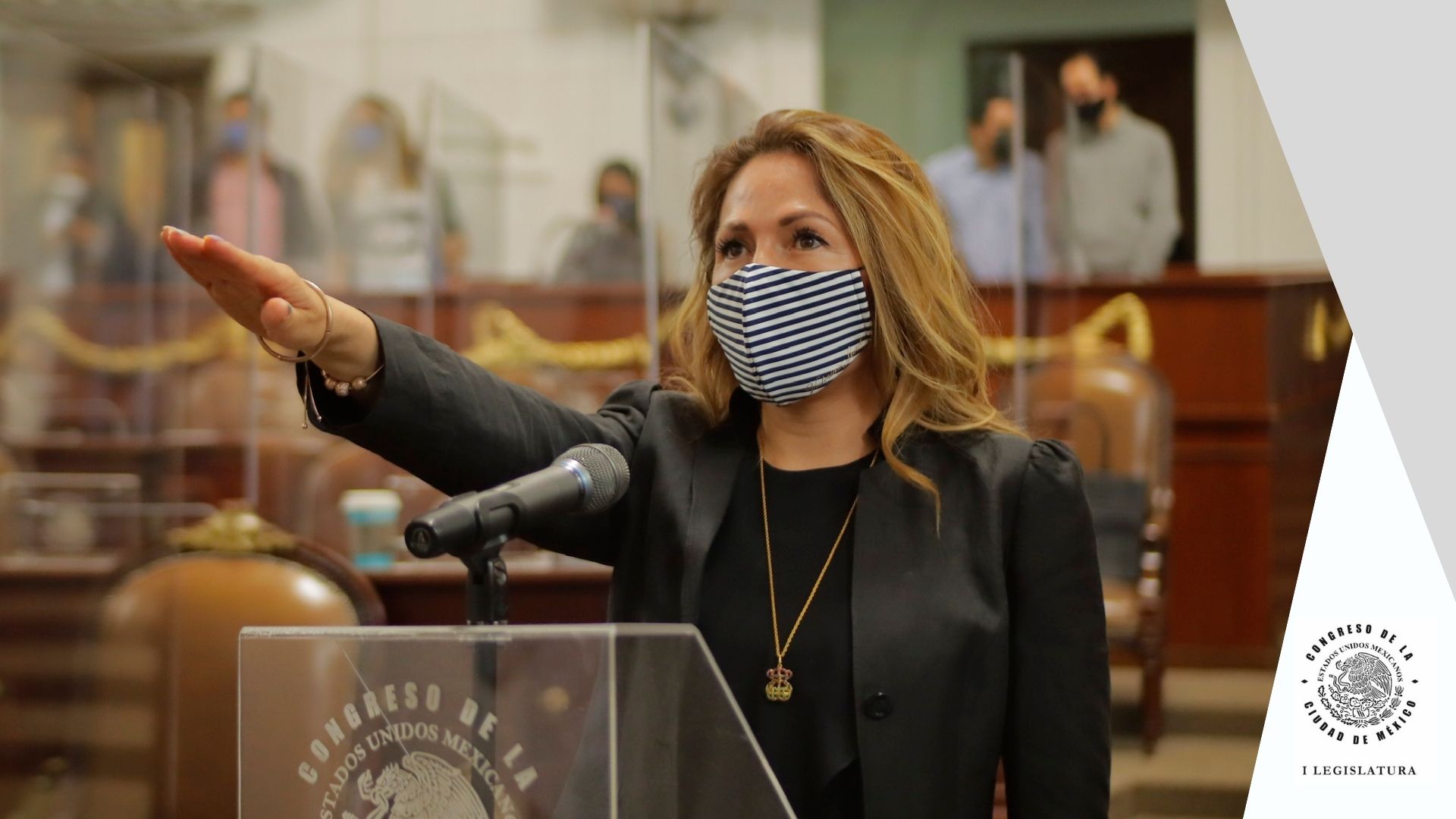 Rinde protesta como diputada de MORENA en el Congreso local, María Cristina Cruz. 
